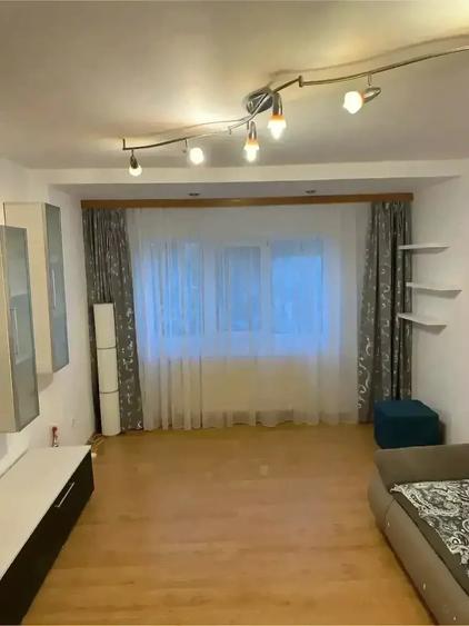 Apartament cu 3 camere decomandat în Girocului