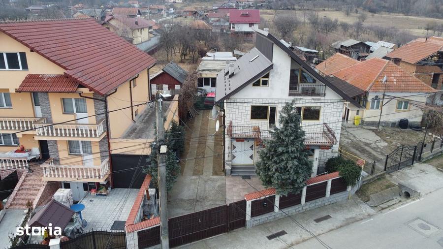 Casă cu 4 camere cu Teren 200 Mp în Central