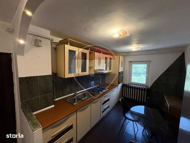 Apartament cu 4 camere semidecomandat în Traian