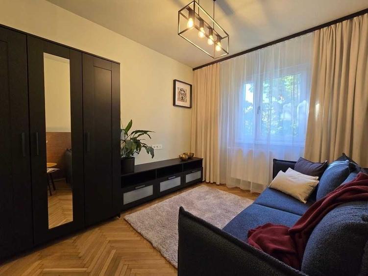 Apartament cu 3 camere semidecomandat în Circumvalațiunii