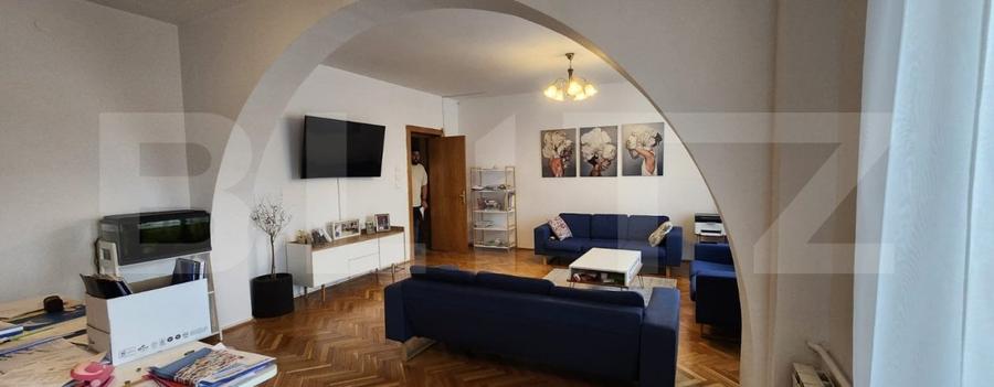Casă individuală cu 12 camere cu Piscina în Platou