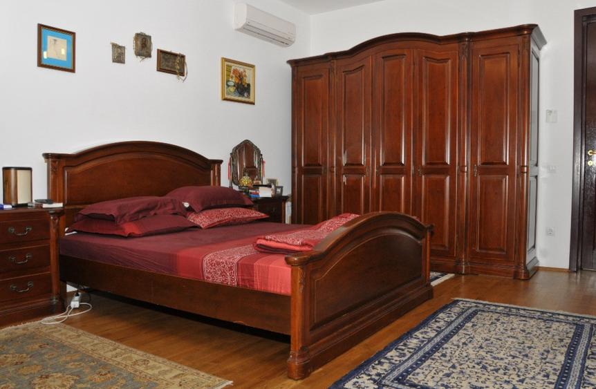 Casă cu 9 camere cu Teren 900 Mp în Central