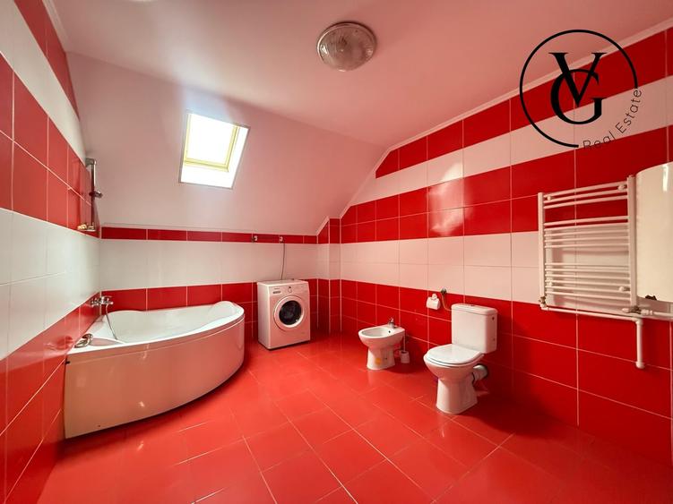 Casă individuală cu 8 camere cu Canalizare în Năvodari