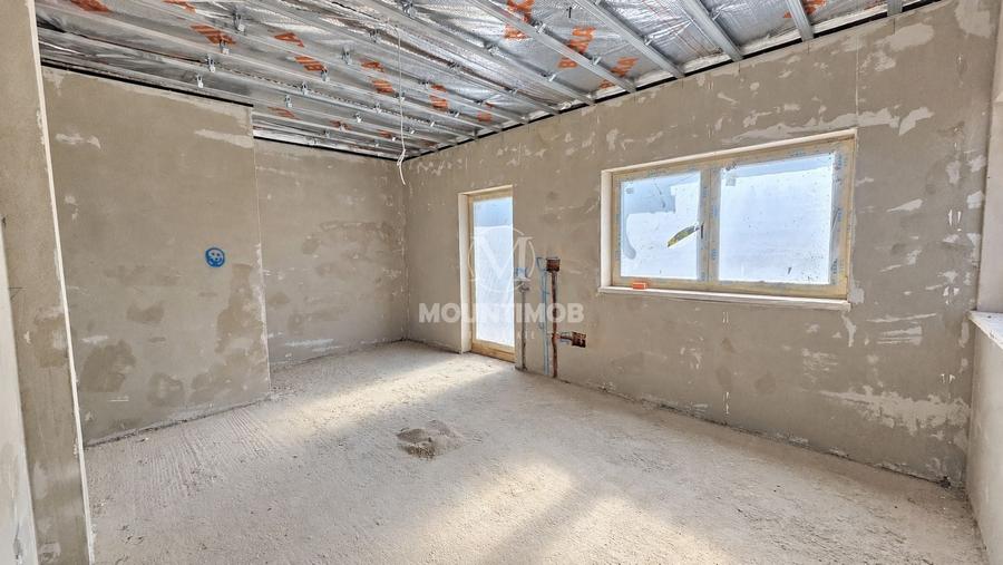 Duplex cu 3 camere cu Canalizare în Cristian