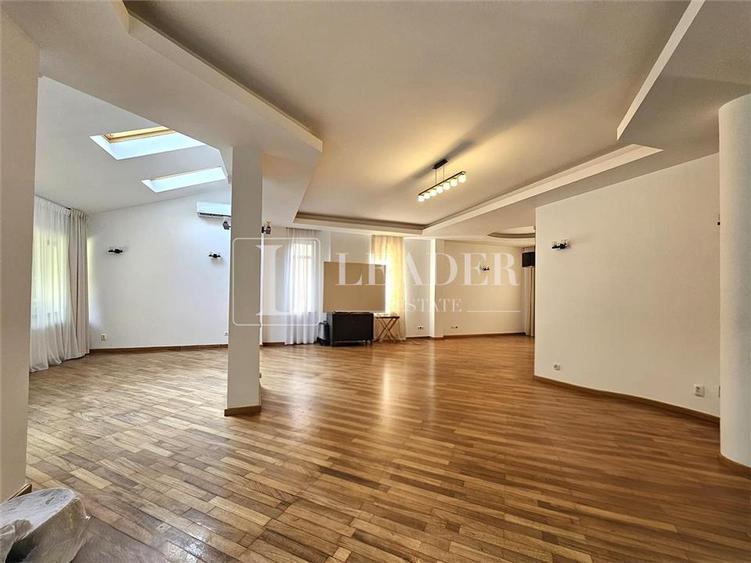 Casă cu 8 camere cu Teren 550 Mp în Iancu Nicolae