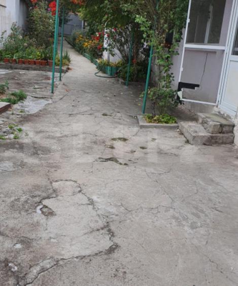 Casă cu 2 camere cu Teren 445 Mp în Piața Centrală