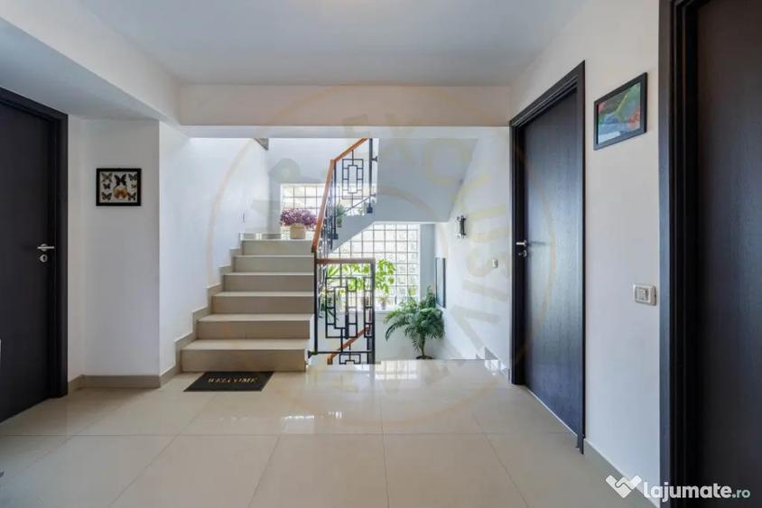 Casă cu 7 camere cu Teren 766 Mp în Central