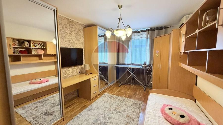 Apartament cu 3 camere decomandat, mobilat în Buzaului