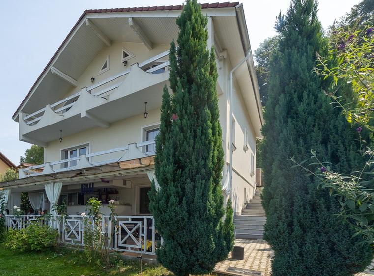 Casă individuală cu 5 camere cu Canalizare în Central