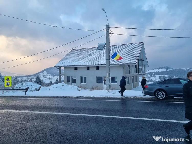 Casă cu 7 camere cu Teren 1251 Mp în Piatra