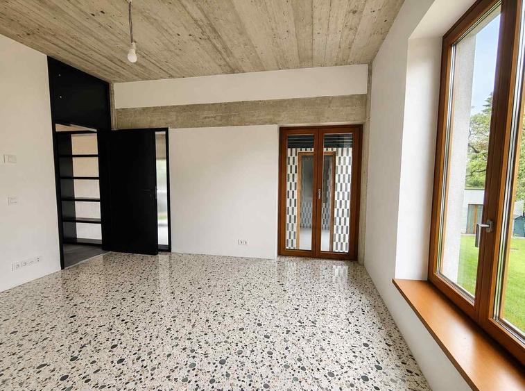 Casă individuală cu 12 camere cu Teren 550 Mp în Central
