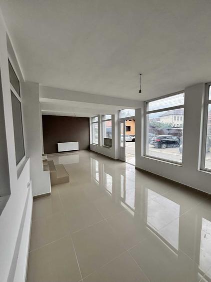 Apartament cu 4 camere nedecomandat în Pianu