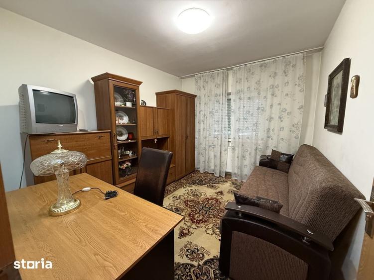 Apartament cu 3 camere, decomandat, 65 mp utili, etaj 4 cu acoperis - - 4