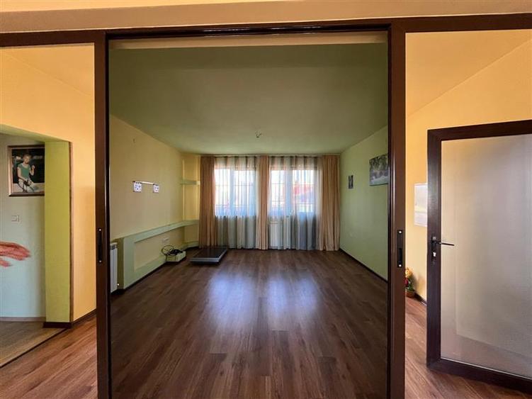 Casă individuală cu 9 camere cu Teren 183 Mp în Central