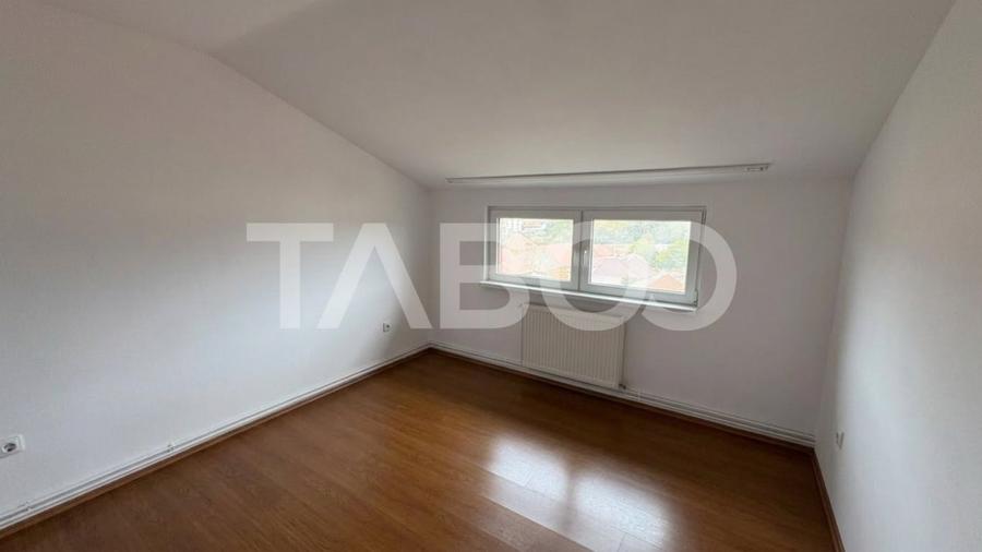Apartament cu 3 camere decomandat în Trei Stejari