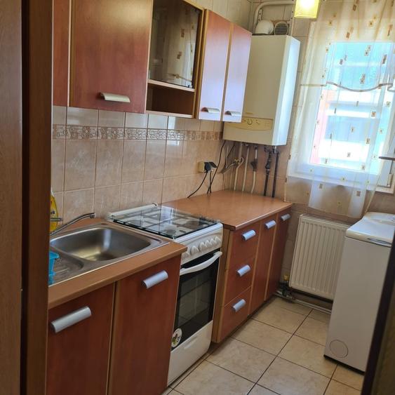 Apartament cu 3 camere semidecomandat, mobilat în Podu Roș
