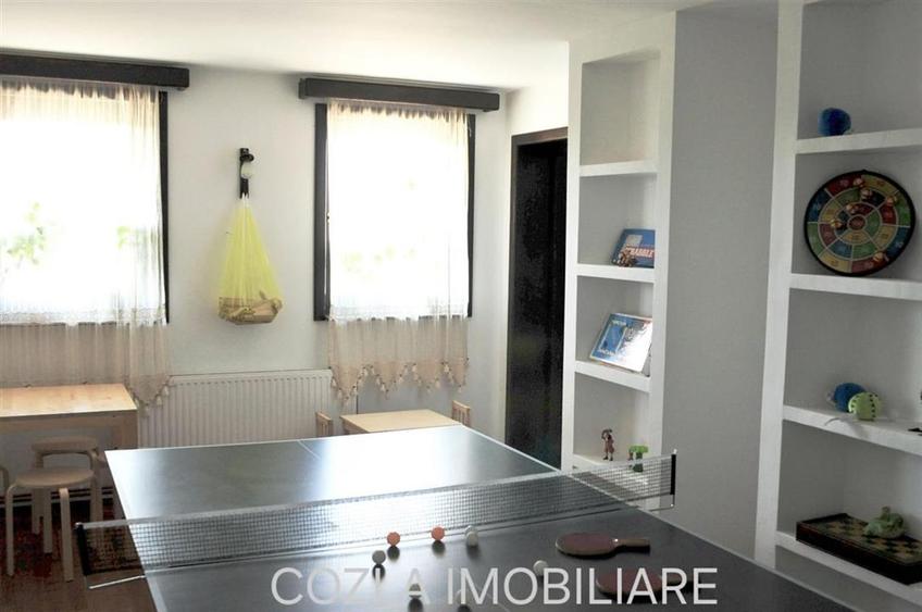 Casă individuală cu 12 camere cu Canalizare în Dobreni