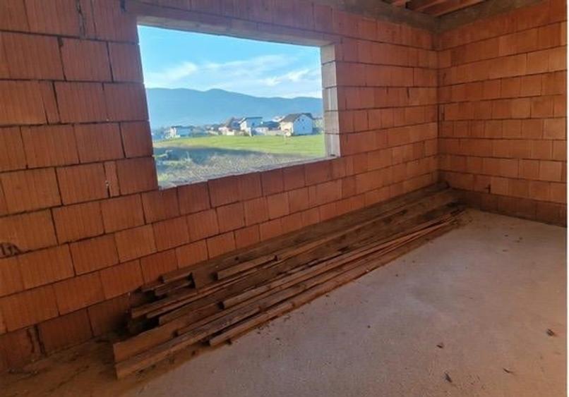 Casă individuală cu 4 camere cu Teren 500 Mp în Periferie