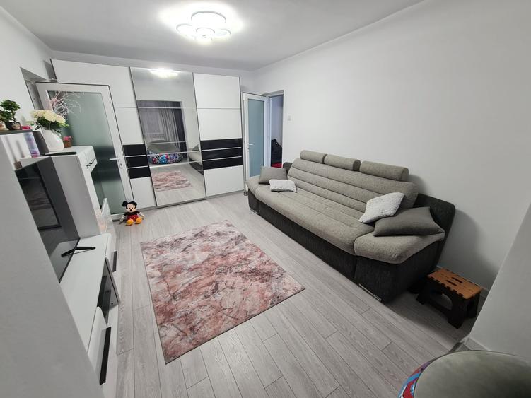 Apartament cu 3 camere semidecomandat în Central