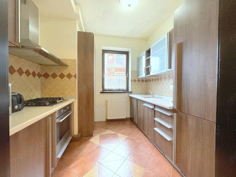 Apartament cu 3 camere semidecomandat în Mircea cel Bătrân