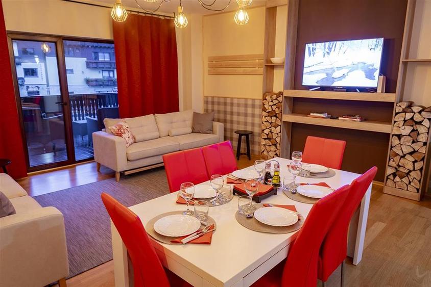 Apartament cu 3 camere decomandat, mobilat în Clăbucet