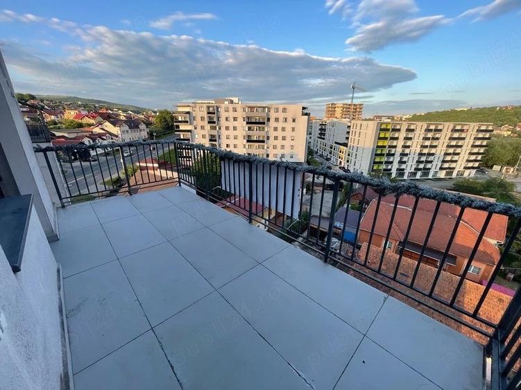 Apartament cu 3 camere semidecomandat, mobilat în Dâmbul Rotund