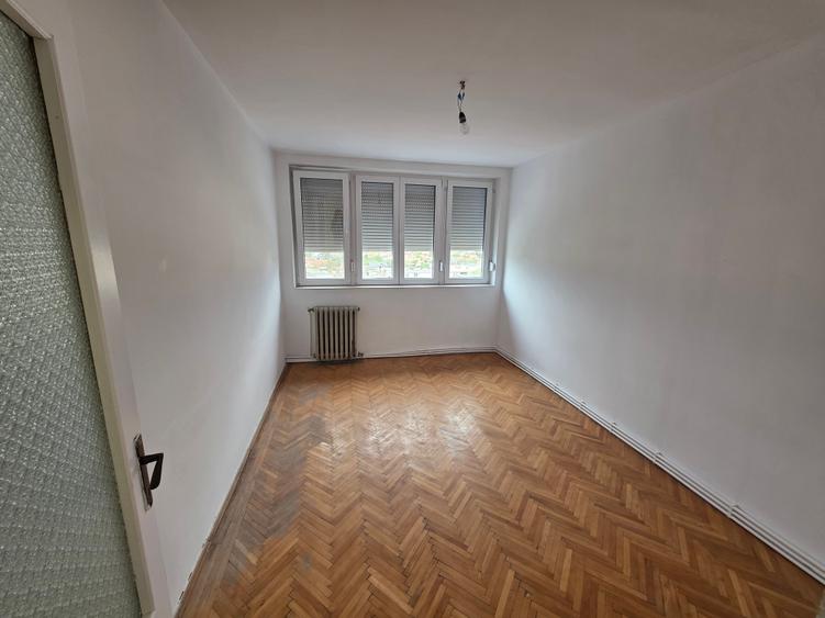 Apartament cu 3 camere decomandat în Bălcescu