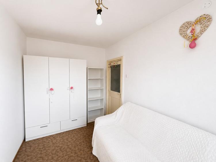 Apartament cu 3 camere nedecomandat, mobilat în Podu Roș