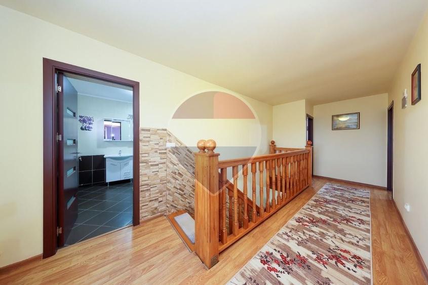 Casă individuală cu 4 camere cu Teren 2389 Mp în Sânpetru