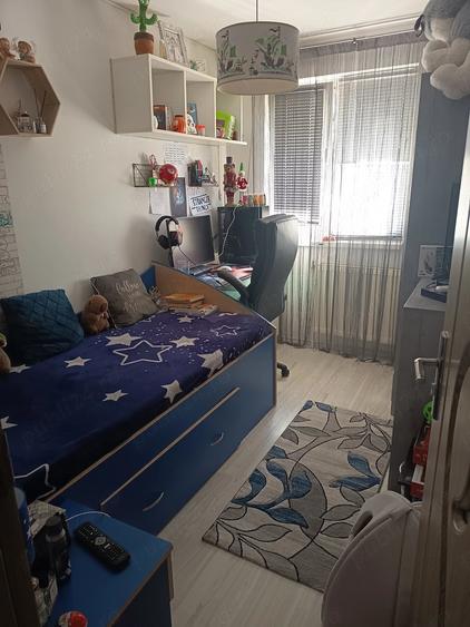 Apartament cu 4 camere semidecomandat în Obor