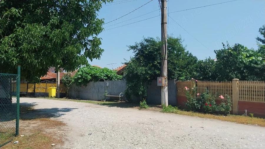Casă cu Teren 691 Mp în Leu
