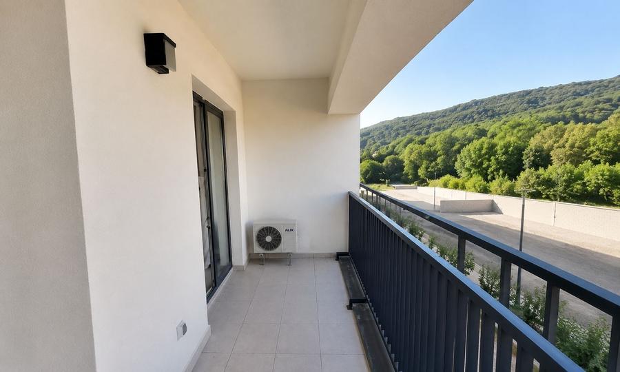 Apartament cu 2 camere semidecomandat, mobilat în Florești