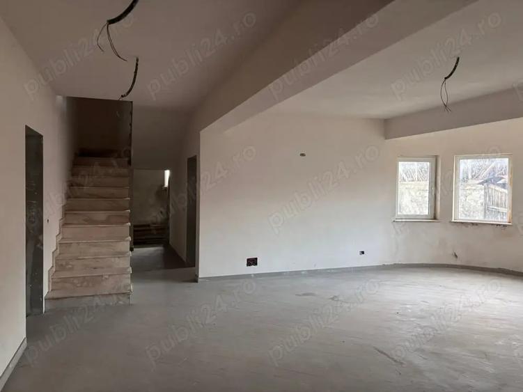 Casă cu 6 camere cu Teren 1100 Mp în Traian