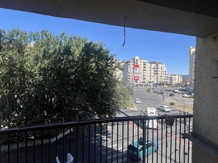 Apartament cu 2 camere semidecomandat în Intim