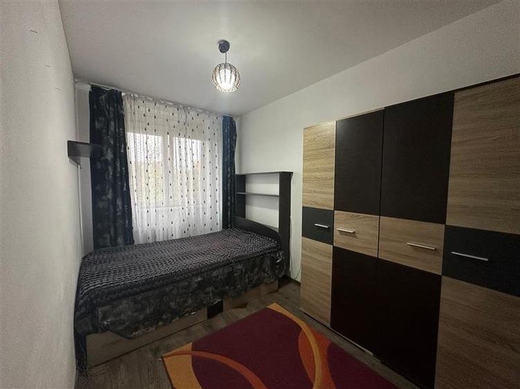Apartament cu 3 camere semidecomandat, mobilat în Podu Roș