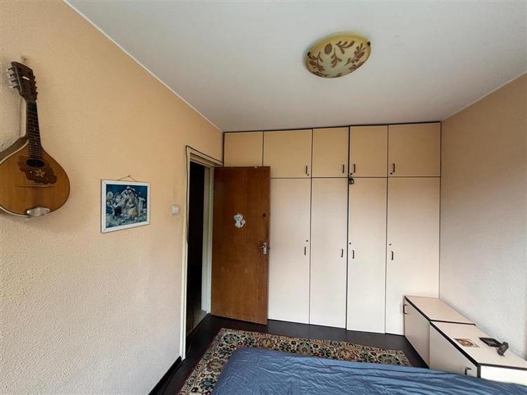 Apartament cu 3 camere decomandat în Berceni