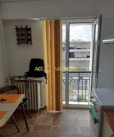 Apartament cu 3 camere decomandat, mobilat în P-ța Sfânta Vineri