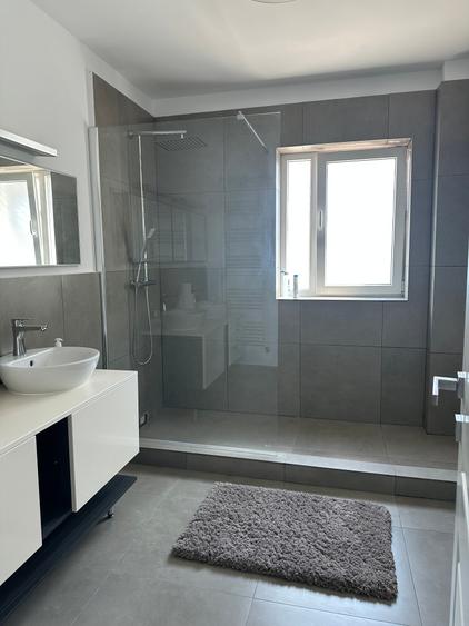 Casă individuală cu 6 camere cu Canalizare în Est