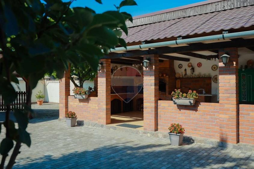 Casă individuală cu 5 camere cu Teren 1198 Mp în Central