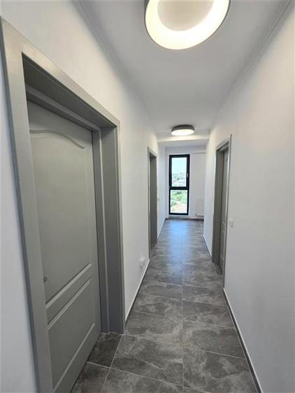 Apartament cu 3 camere semidecomandat în Exterior Nord