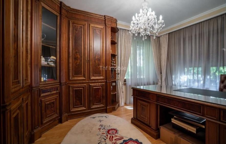 Casă cu 13 camere cu Piscina în Roșu