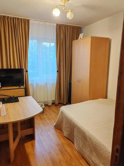 Apartament cu 3 camere semidecomandat în Micro 6