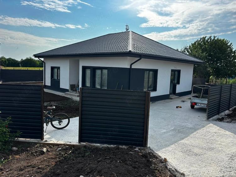 Casă cu Teren 400 Mp în Rediu