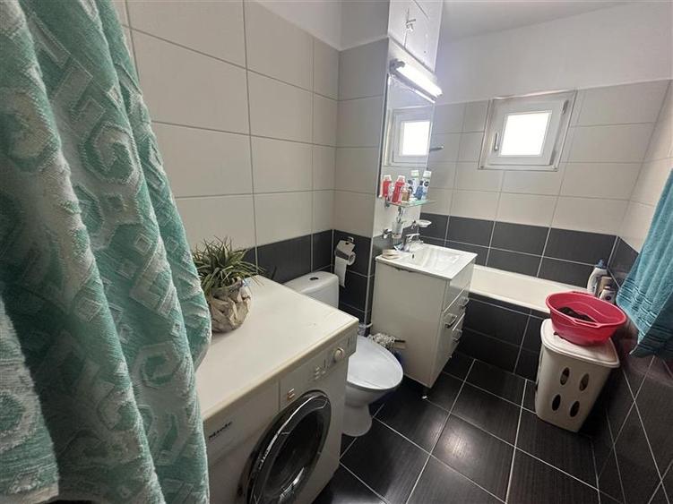 Apartament cu 3 camere semidecomandat în Lipovei