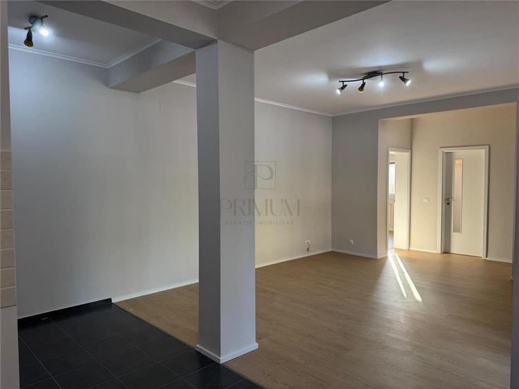Apartament cu 3 camere semidecomandat în Giroc