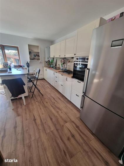 Casă cu 5 camere cu Teren 1694 Mp în Nanov