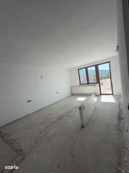 Casă cu 9 camere cu Teren 850 Mp în Brănișca