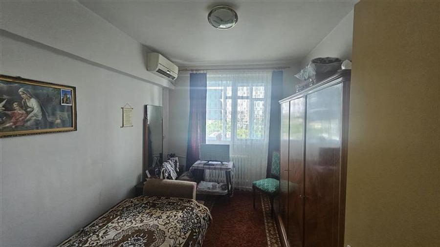 Apartament cu 3 camere decomandat în Berceni