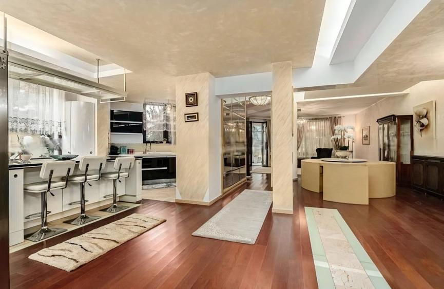 Casă individuală cu 5 camere cu Teren 670 Mp în Central