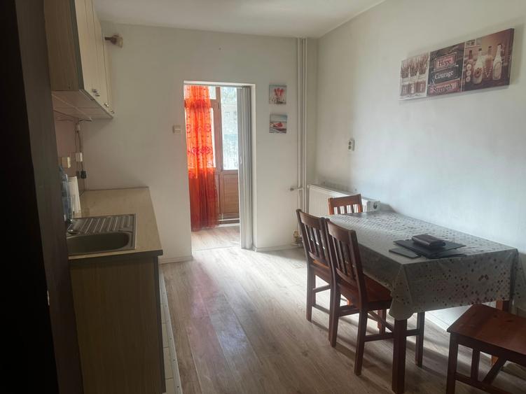 Apartament cu 2 camere decomandat în Rovine